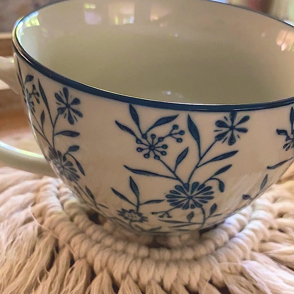 🔷Beautiful blue and white cup donated - Picture 1 of 4